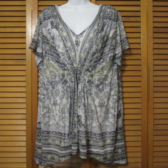 ONE WORLD Tops - One World top Whimsigoth grays & white V neck lightweight stretch size 1x